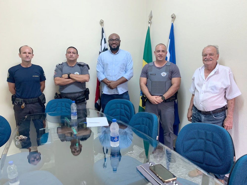 Vereador recebe visita de comandante da PM.