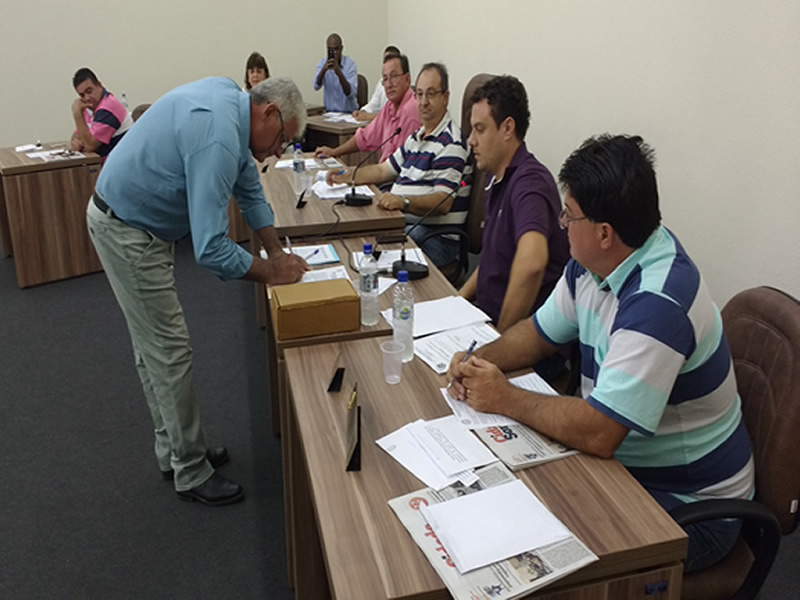 Câmara Municipal empossa Gilmar Aparecido Cecato.