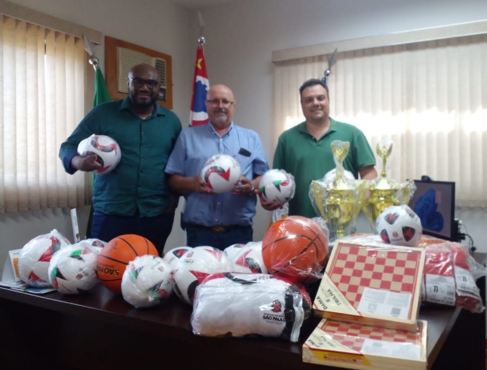 Vista Alegre recebe kit esportivo.